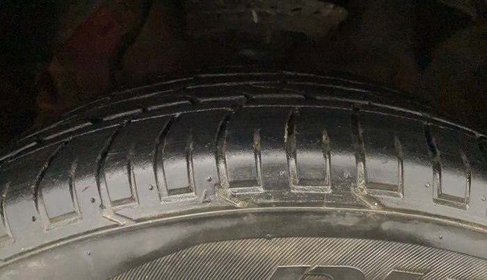 2021 Mahindra XUV300 W6 1.2 PETROL AMT, Petrol, Automatic, 17,711 km, Left Front Tyre Tread