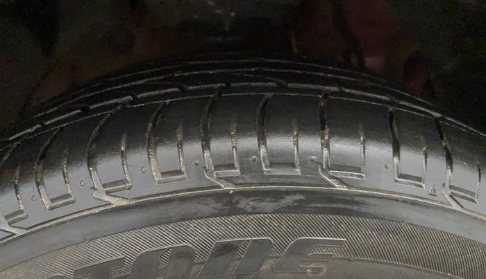 2021 Mahindra XUV300 W6 1.2 PETROL AMT, Petrol, Automatic, 17,711 km, Right Front Tyre Tread