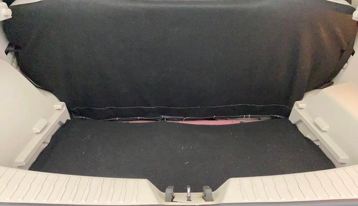 2021 Mahindra XUV300 W6 1.2 PETROL AMT, Petrol, Automatic, 17,711 km, Boot Inside