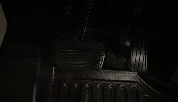 2021 Mahindra XUV300 W6 1.2 PETROL AMT, Petrol, Automatic, 17,711 km, Pedals