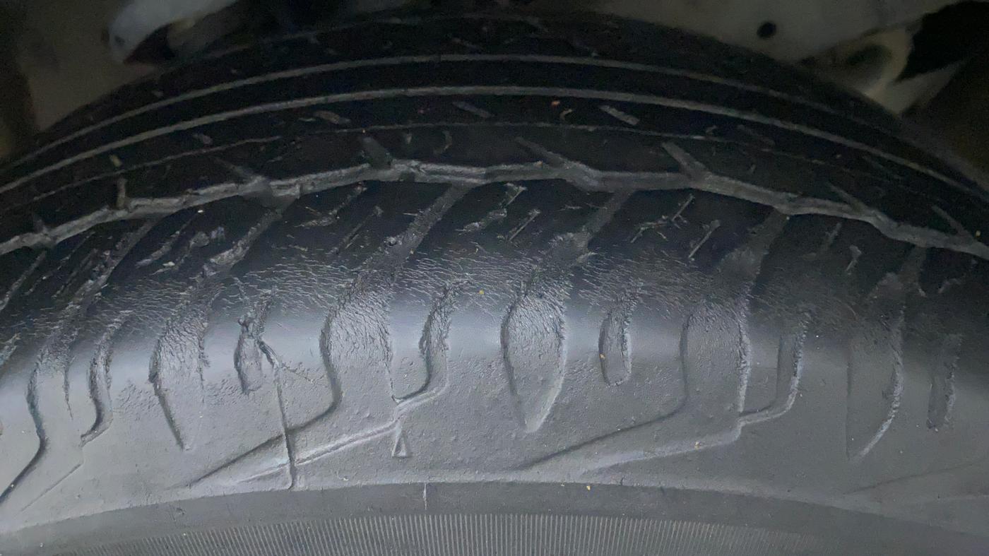 2014 Toyota Fortuner 3.0 AT 4X2, Diesel, Automatic, 1,89,323 km, Right Front Tyre Tread
