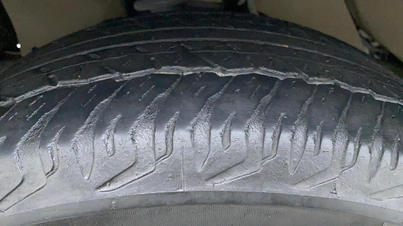 2014 Toyota Fortuner 3.0 AT 4X2, Diesel, Automatic, 1,89,323 km, Left Front Tyre Tread