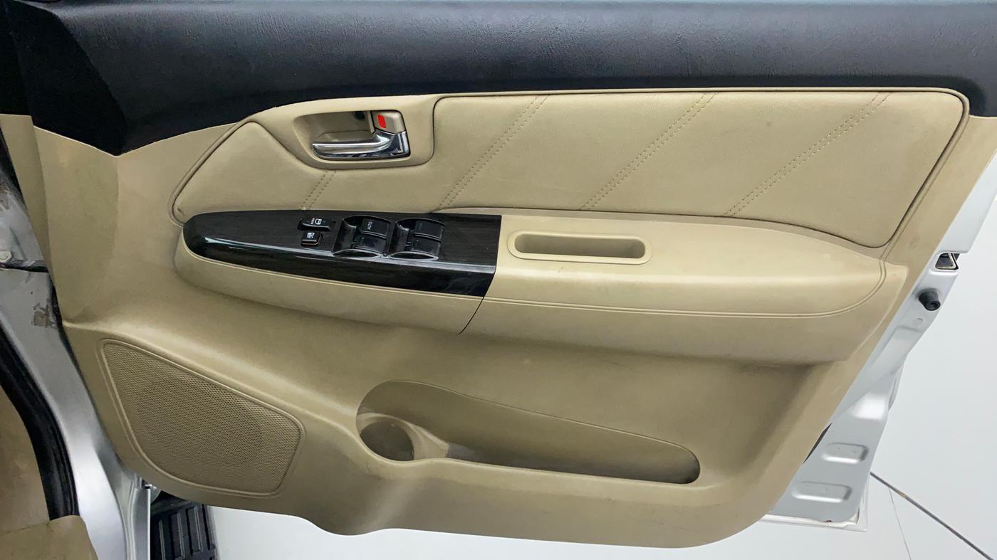 2014 Toyota Fortuner 3.0 AT 4X2, Diesel, Automatic, 1,89,323 km, Driver Side Door Panels Control