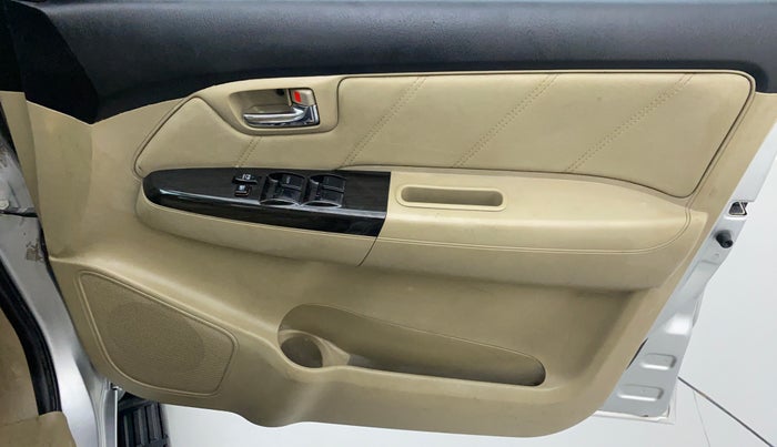 2014 Toyota Fortuner 3.0 AT 4X2, Diesel, Automatic, 1,89,323 km, Driver Side Door Panels Control