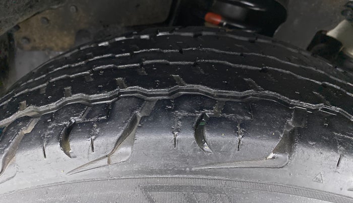 2017 Mahindra TUV300 T6, Diesel, Manual, 26,763 km, Right Front Tyre Tread