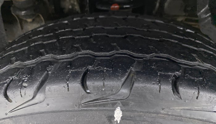 2017 Mahindra TUV300 T6, Diesel, Manual, 26,763 km, Left Front Tyre Tread