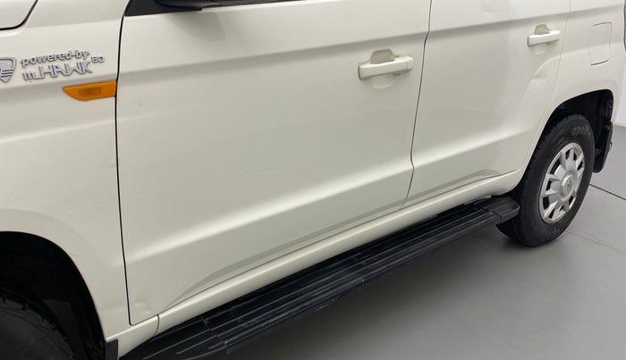 2017 Mahindra TUV300 T6, Diesel, Manual, 26,763 km, Front passenger door - Slightly dented