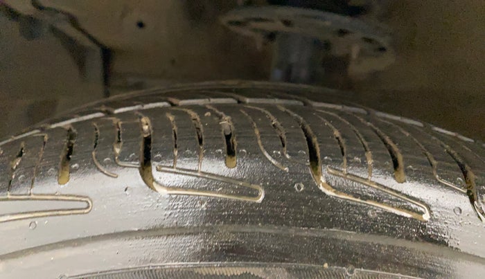 2017 Maruti Ciaz ZETA 1.4  AT PETROL, Petrol, Automatic, 63,367 km, Left Front Tyre Tread