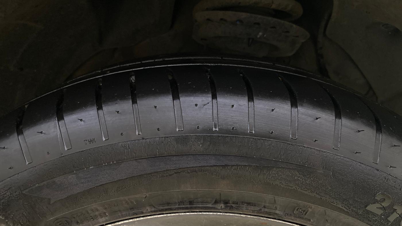 2021 Mahindra XUV300 W8 (O) 1.5 DIESEL AMT, Diesel, Automatic, 61,561 km, Right Front Tyre Tread