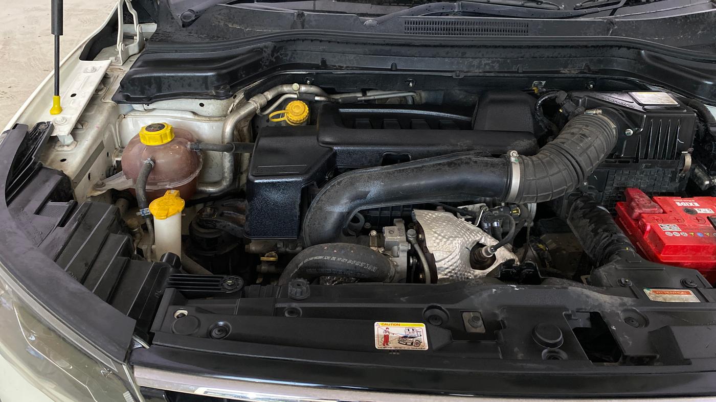 2021 Mahindra XUV300 W8 (O) 1.5 DIESEL AMT, Diesel, Automatic, 61,561 km, Engine View - Right