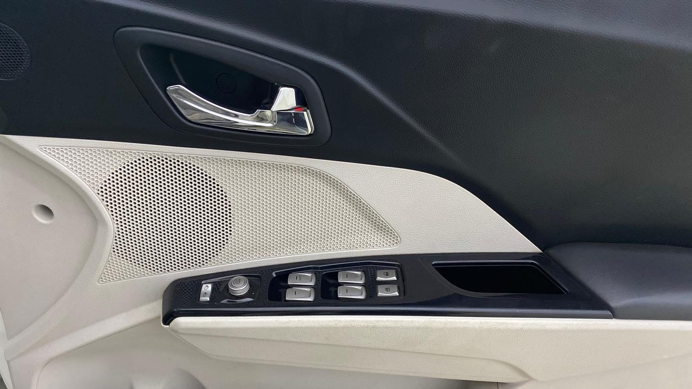 2021 Mahindra XUV300 W8 (O) 1.5 DIESEL AMT, Diesel, Automatic, 61,561 km, Driver Side Door Panels Control