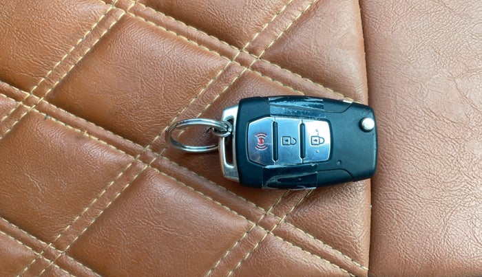 2020 Mahindra XUV300 W8 1.5 DIESEL, Diesel, Manual, 1,04,106 km, Key Close Up