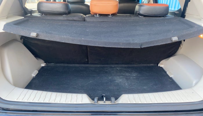 2020 Mahindra XUV300 W8 1.5 DIESEL, Diesel, Manual, 1,04,106 km, Boot Inside