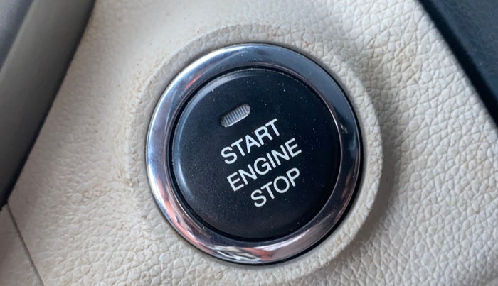 2020 Mahindra XUV300 W8 1.5 DIESEL, Diesel, Manual, 1,04,106 km, Keyless Start/ Stop Button