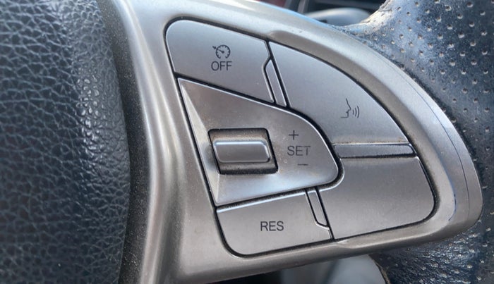 2020 Mahindra XUV300 W8 1.5 DIESEL, Diesel, Manual, 1,04,106 km, Adaptive Cruise Control