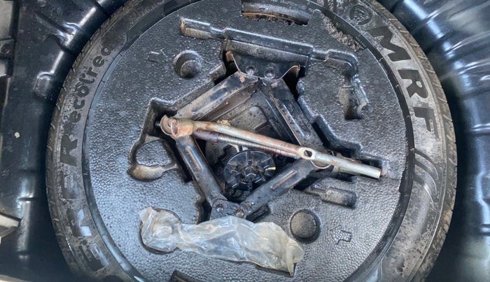 2020 Mahindra XUV300 W8 1.5 DIESEL, Diesel, Manual, 1,04,106 km, Spare Tyre