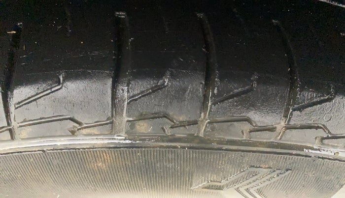 2020 Mahindra XUV300 W8 1.5 DIESEL, Diesel, Manual, 1,04,106 km, Right Front Tyre Tread