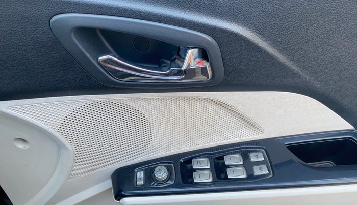 2020 Mahindra XUV300 W8 1.5 DIESEL, Diesel, Manual, 1,04,106 km, Driver Side Door Panels Control