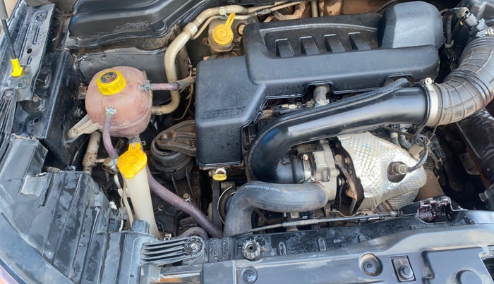 2020 Mahindra XUV300 W8 1.5 DIESEL, Diesel, Manual, 1,04,106 km, Engine View - Right