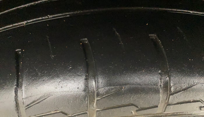 2020 Mahindra XUV300 W8 1.5 DIESEL, Diesel, Manual, 1,04,106 km, Left Front Tyre Tread