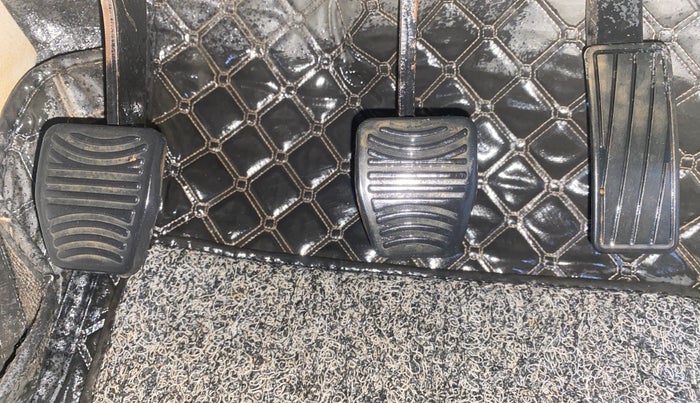 2020 Mahindra XUV300 W8 1.5 DIESEL, Diesel, Manual, 1,04,106 km, Pedals