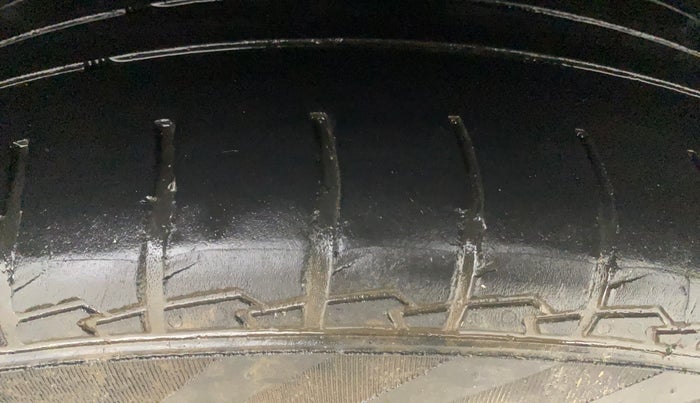 2020 Mahindra XUV300 W8 1.5 DIESEL, Diesel, Manual, 1,04,106 km, Left Rear Tyre Tread