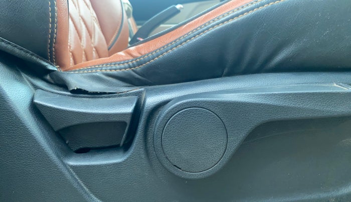 2020 Mahindra XUV300 W8 1.5 DIESEL, Diesel, Manual, 1,04,106 km, Driver Side Adjustment Panel