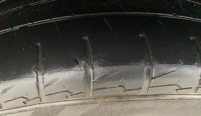 2020 Mahindra XUV300 W8 1.5 DIESEL, Diesel, Manual, 1,04,106 km, Right Rear Tyre Tread