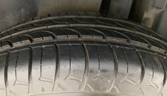 2016 Maruti Swift VXI, Petrol, Manual, 33,457 km, Left Rear Tyre Tread