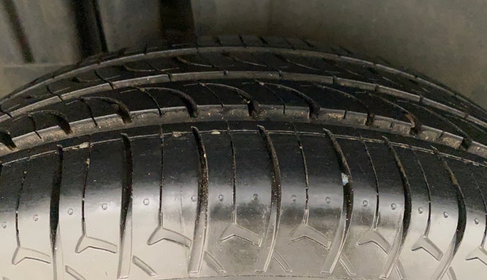 2016 Maruti Swift VXI, Petrol, Manual, 33,457 km, Right Rear Tyre Tread