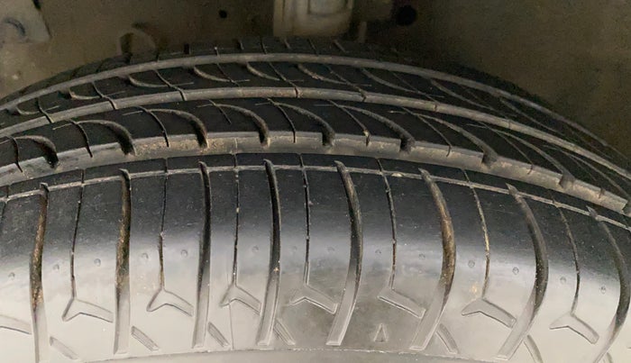 2016 Maruti Swift VXI, Petrol, Manual, 33,457 km, Left Front Tyre Tread