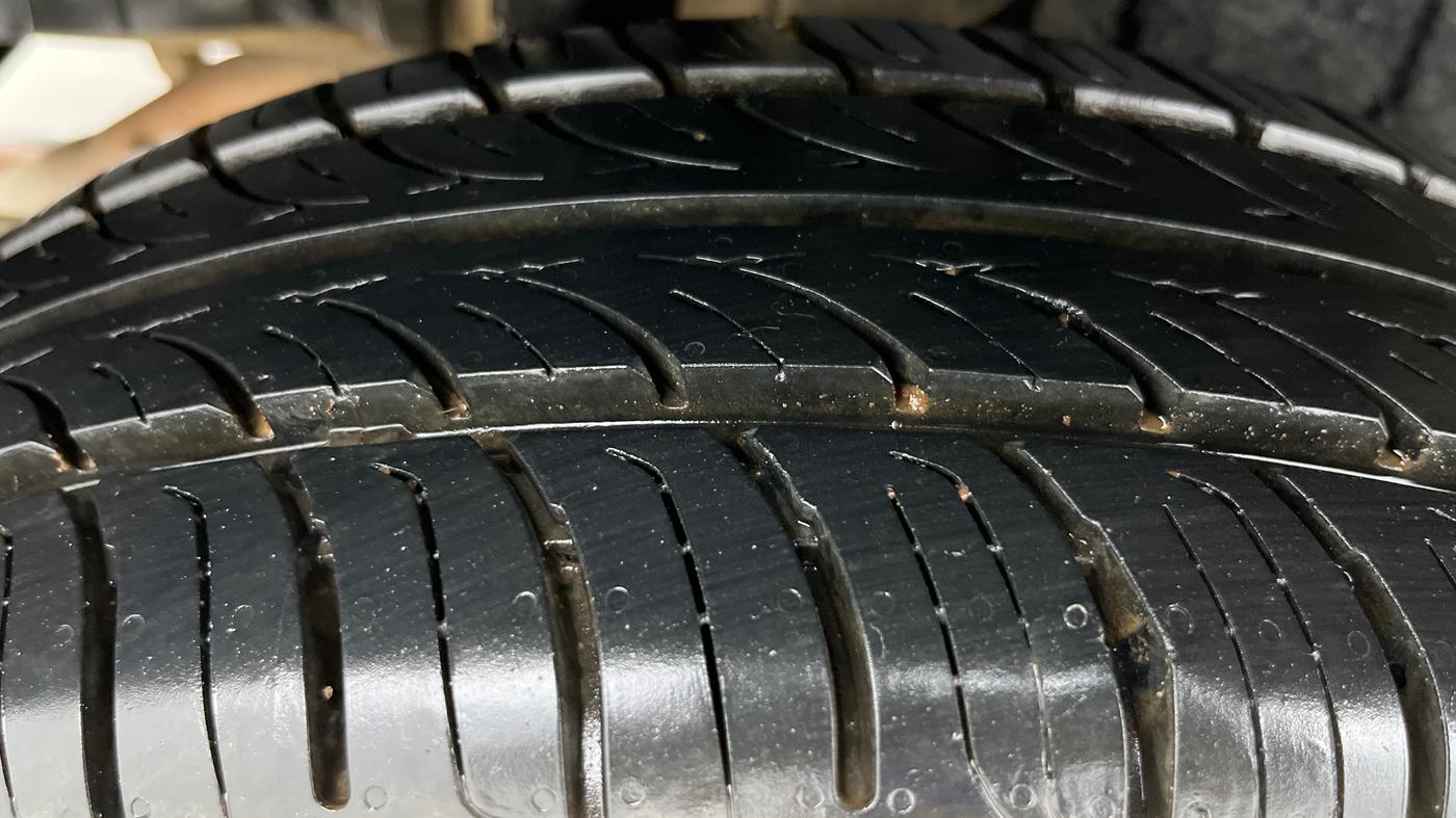 2014 Maruti Swift VXI, Petrol, Manual, 1,11,583 km, Right Rear Tyre Tread