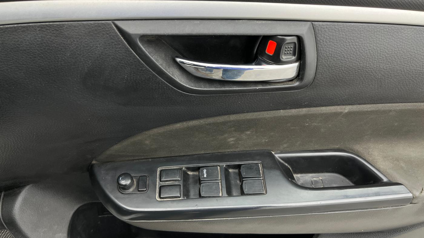 2014 Maruti Swift VXI, Petrol, Manual, 1,11,583 km, Driver Side Door Panels Control