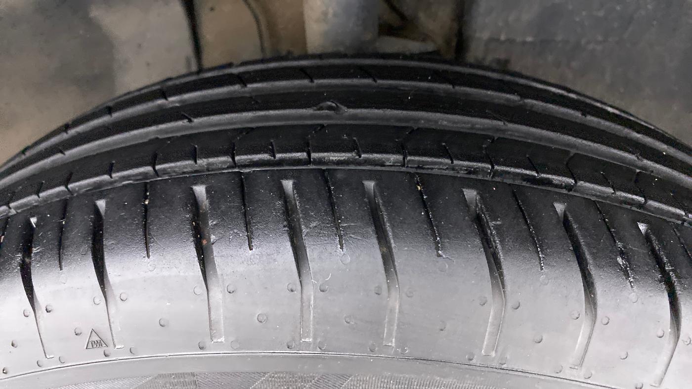 2021 Tata PUNCH ACCOMPLISHED AMT, Petrol, Automatic, 10,218 km, Right Front Tyre Tread