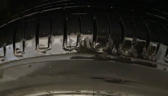 2018 Maruti Ciaz DELTA AT 1.5 SHVS PETROL, Petrol, Automatic, 70,570 km, Right Front Tyre Tread