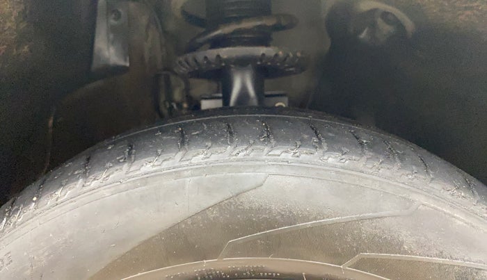 2018 Volkswagen Polo COMFORTLINE 1.0L MPI, Petrol, Manual, 1,26,359 km, Right Front Tyre Tread