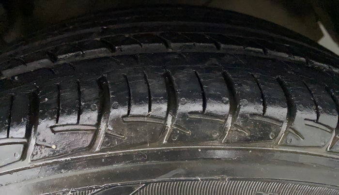 2018 Maruti Ciaz ZETA 1.4 VVT AMT, Petrol, Automatic, 27,048 km, Left Front Tyre Tread