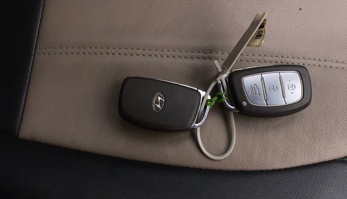 2015 Hyundai Grand i10 ASTA AT 1.2 KAPPA VTVT, Petrol, Automatic, 36,340 km, Key Close Up