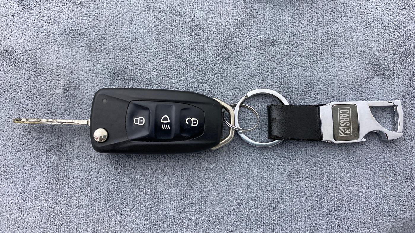 2017 Tata Tiago XM 1.2 REVOTRON, Petrol, Manual, 27,778 km, Key Close Up