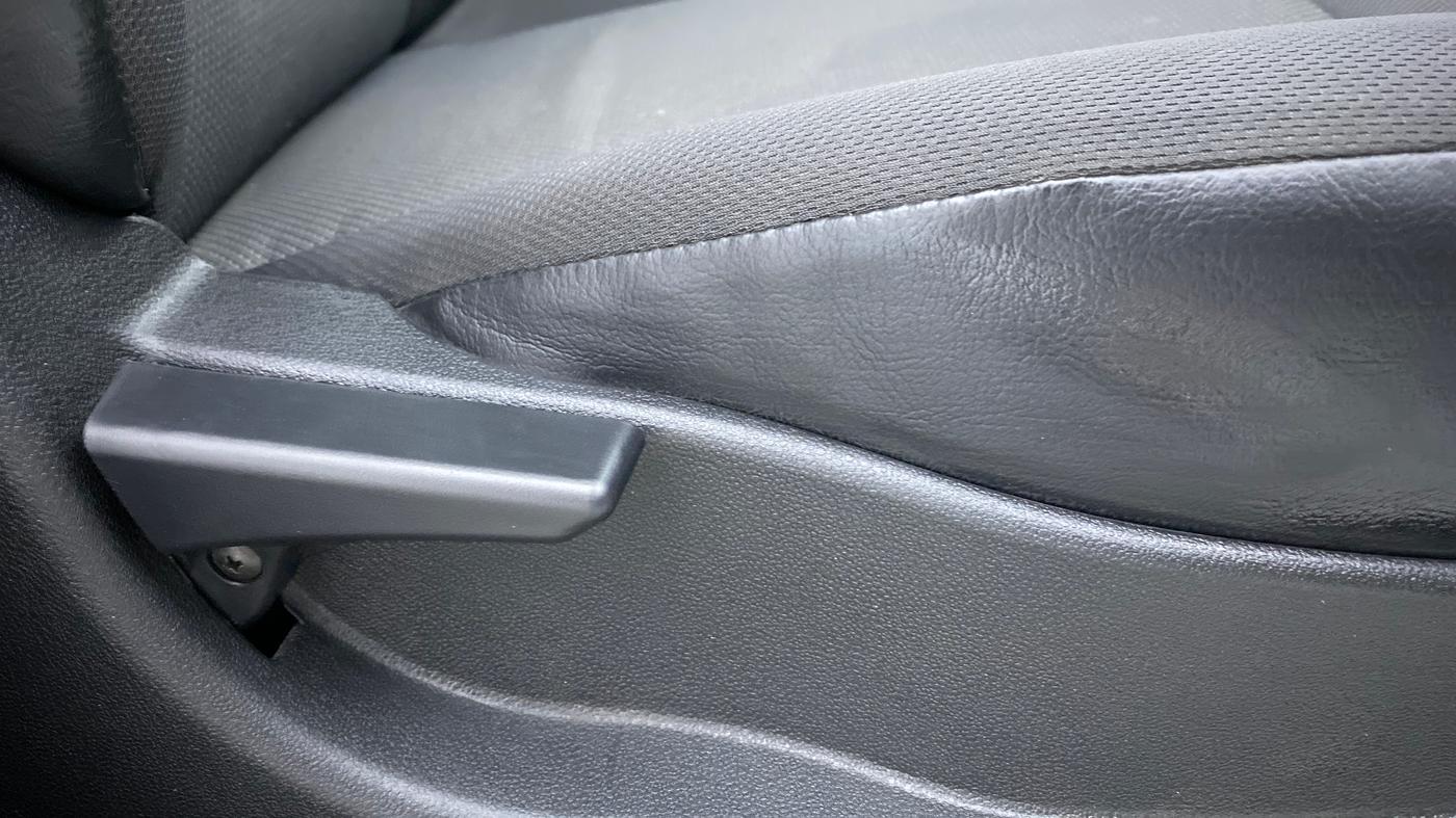 2017 Tata Tiago XM 1.2 REVOTRON, Petrol, Manual, 27,778 km, Driver Side Adjustment Panel