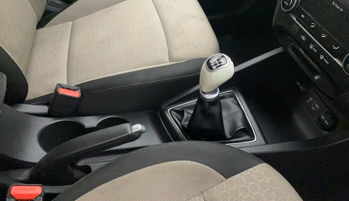 2014 Hyundai Elite i20 ASTA 1.2, Petrol, Manual, 1,12,325 km, Gear lever - Knob cover torn
