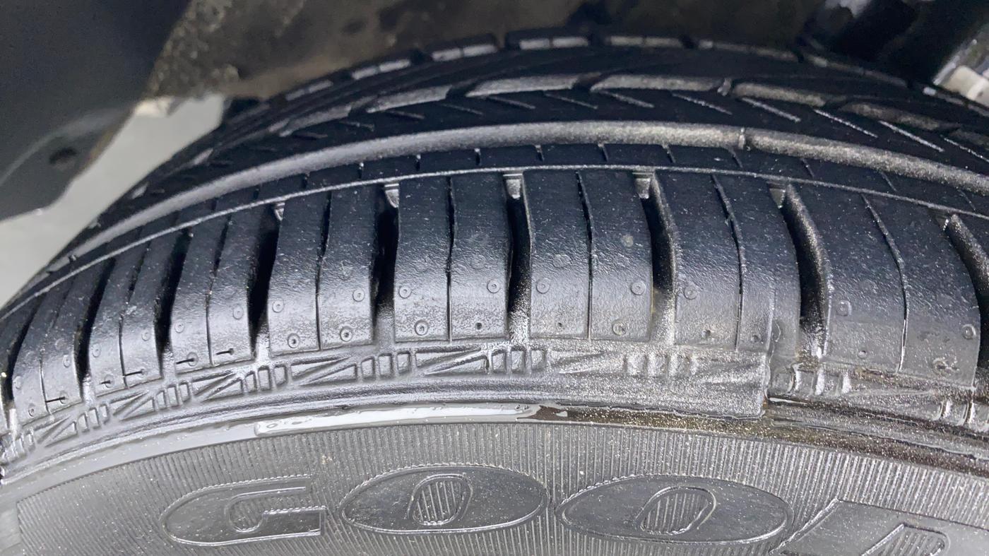 2012 Volkswagen Vento HIGHLINE PETROL, Petrol, Manual, 32,933 km, Right Front Tyre Tread