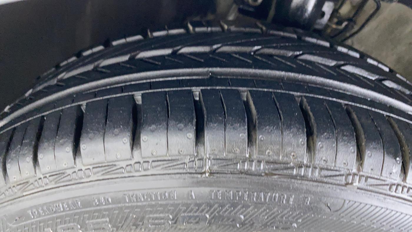 2012 Volkswagen Vento HIGHLINE PETROL, Petrol, Manual, 32,933 km, Left Front Tyre Tread