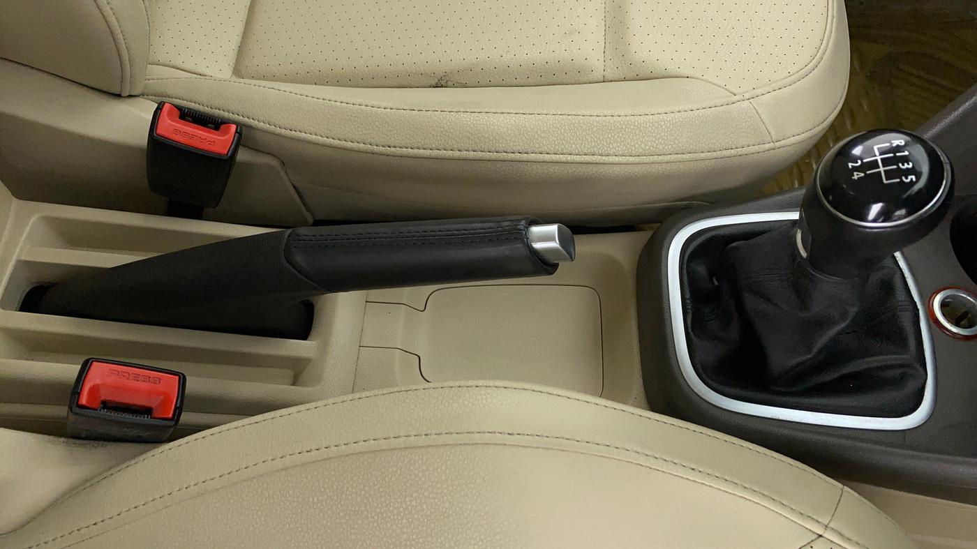 2012 Volkswagen Vento HIGHLINE PETROL, Petrol, Manual, 32,933 km, Gear Lever