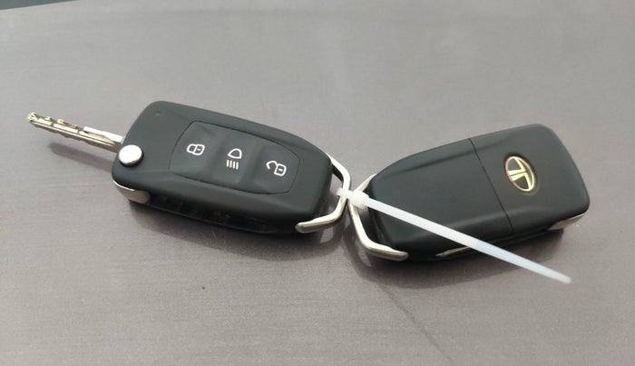 2017 Tata TIGOR XZ (O) PETROL, Petrol, Manual, 82,308 km, Key Close Up