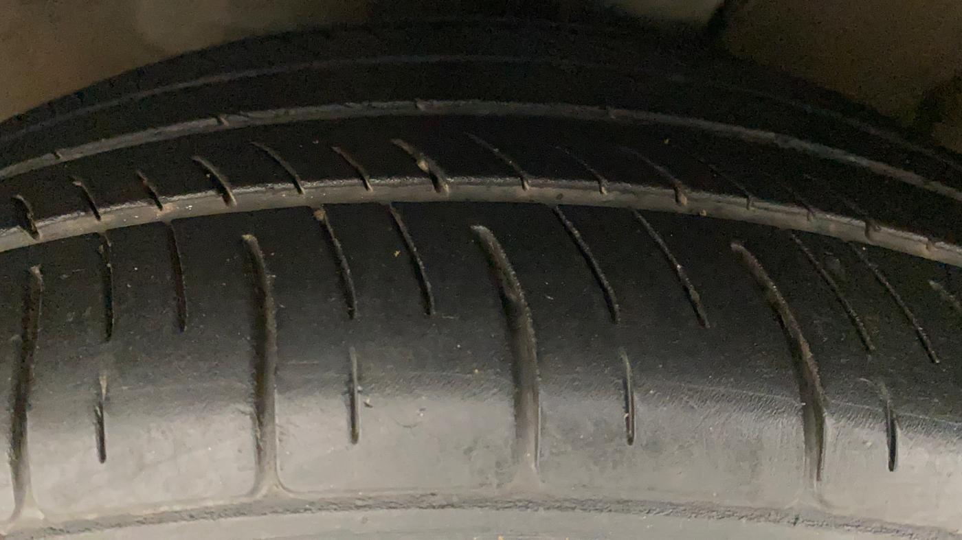 2014 Hyundai Verna FLUIDIC 1.6 VTVT SX AT, Petrol, Automatic, 1,07,887 km, Left Front Tyre Tread