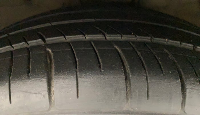 2014 Hyundai Verna FLUIDIC 1.6 VTVT SX AT, Petrol, Automatic, 1,07,887 km, Right Front Tyre Tread