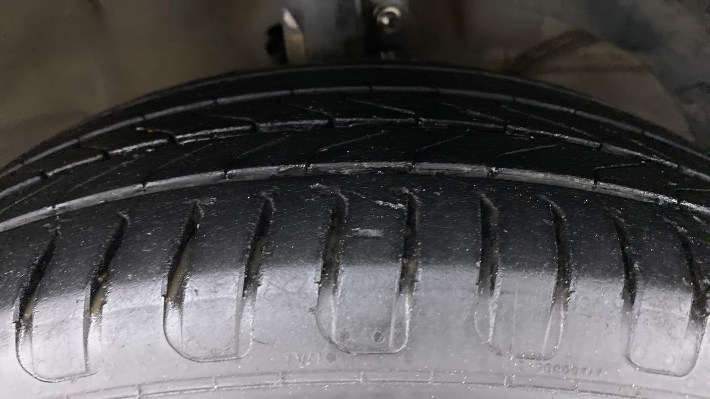 2017 Maruti Dzire ZXI Plus AMT, Petrol, Automatic, 90,768 km, Right Front Tyre Tread
