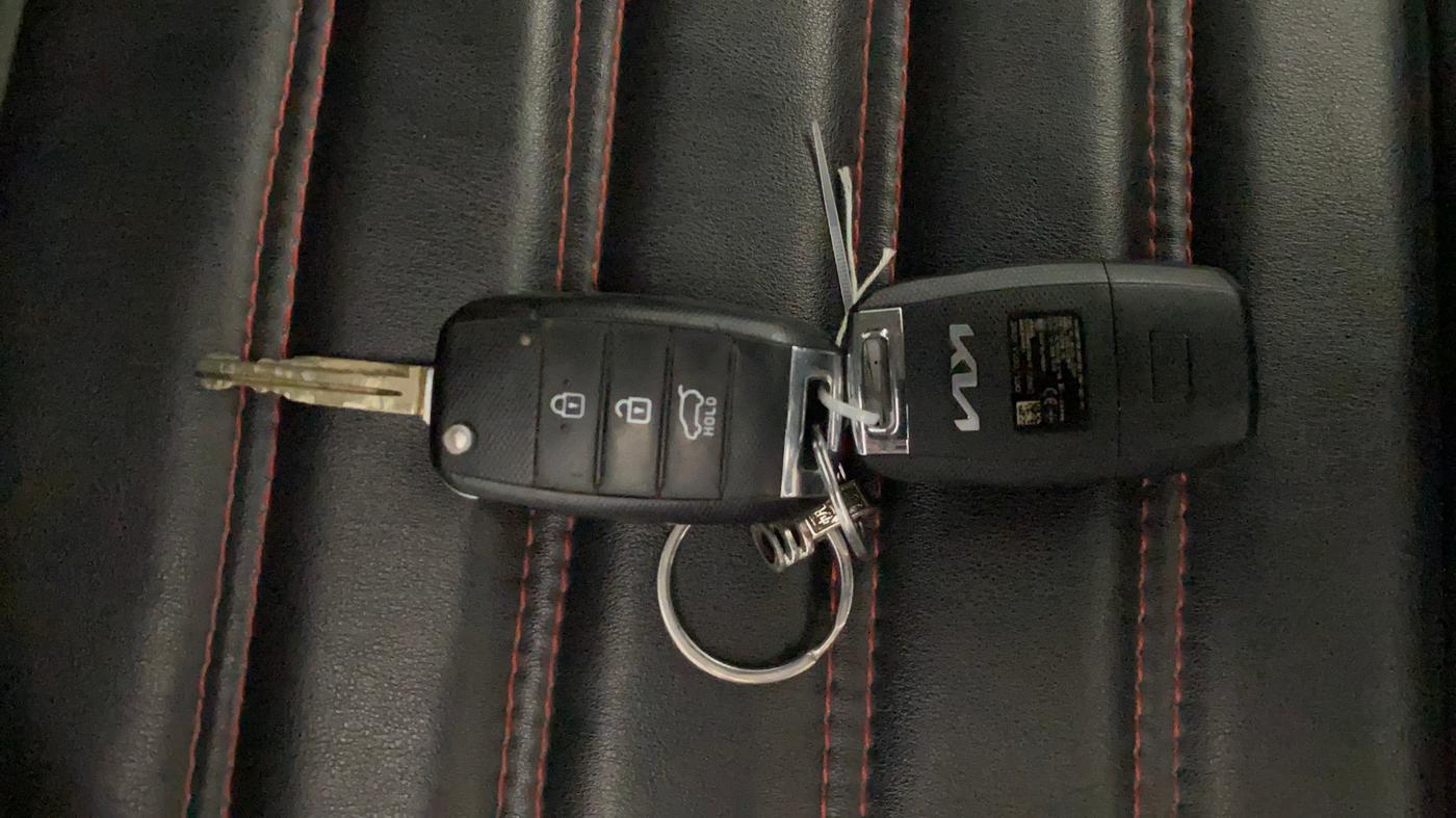 2021 KIA SONET HTK PLUS 1.2, Petrol, Manual, 1,16,993 km, Key Close Up