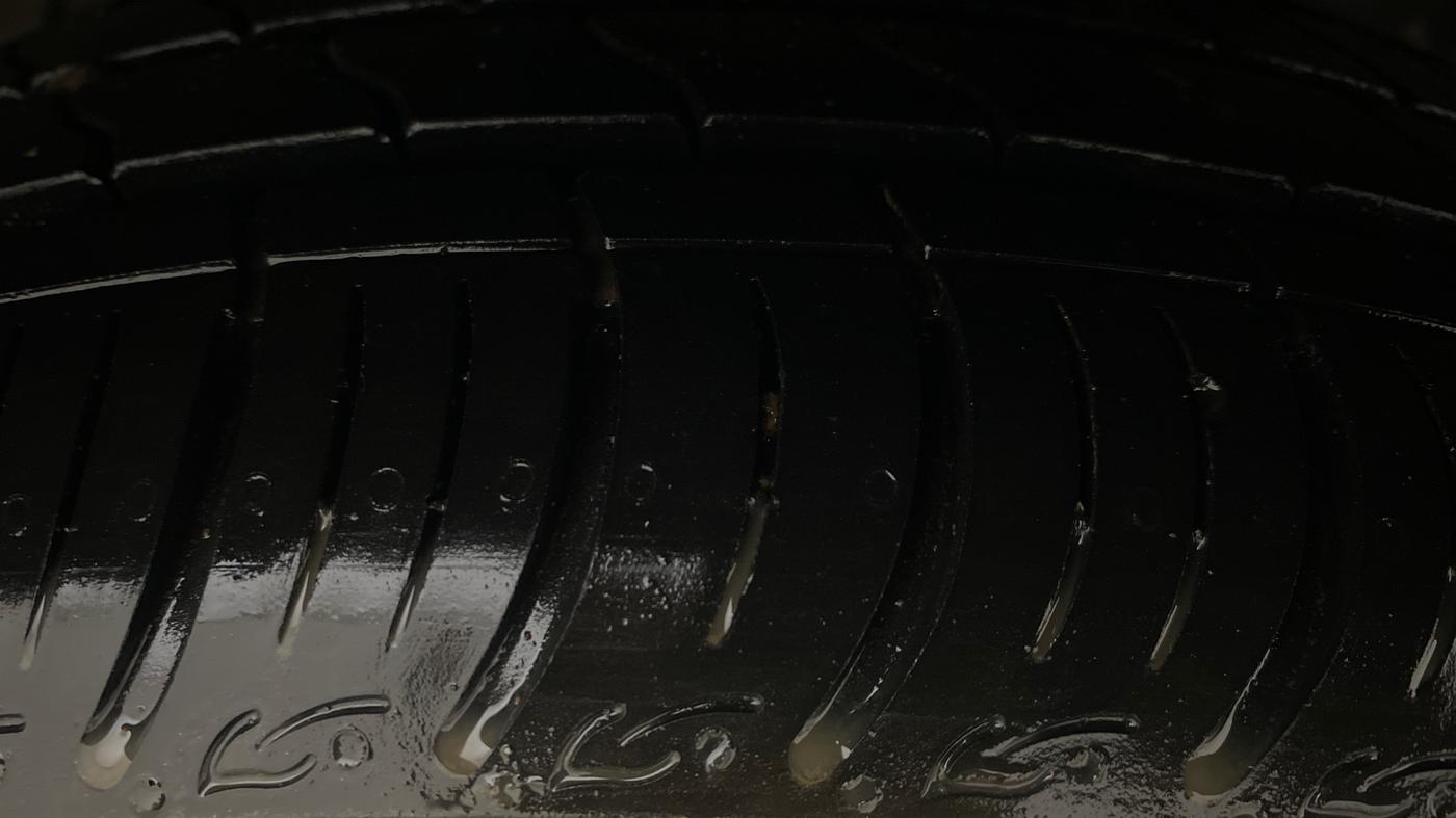 2018 Ford Figo Aspire TITANIUM 1.2 PETROL, Petrol, Manual, 50,209 km, Right Front Tyre Tread